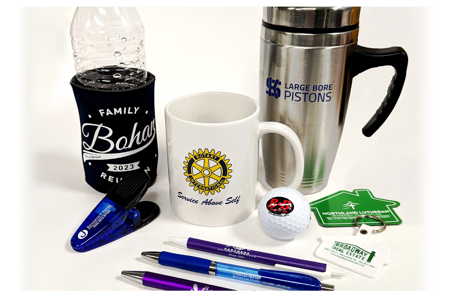 Artículos promocionales clásicos: tazas con logo, termos, bolígrafos y llaveros personalizados