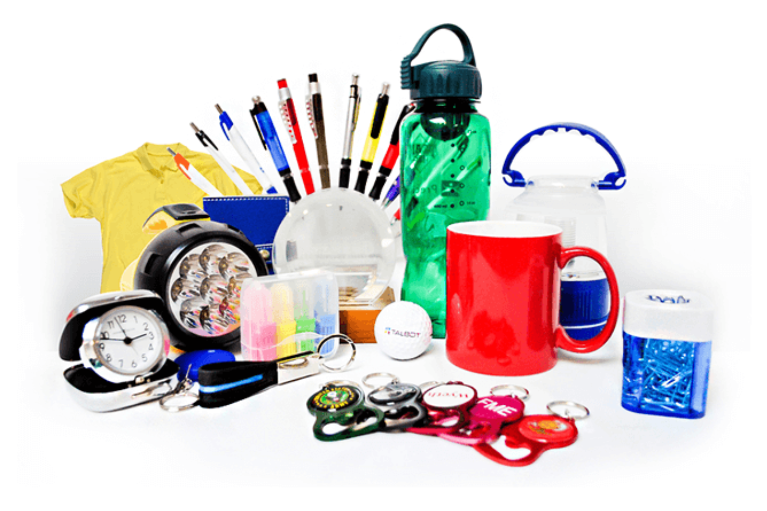 Colección amplia de artículos promocionales sobre fondo blanco: bolígrafos, termos, tazas, relojes y llaveros