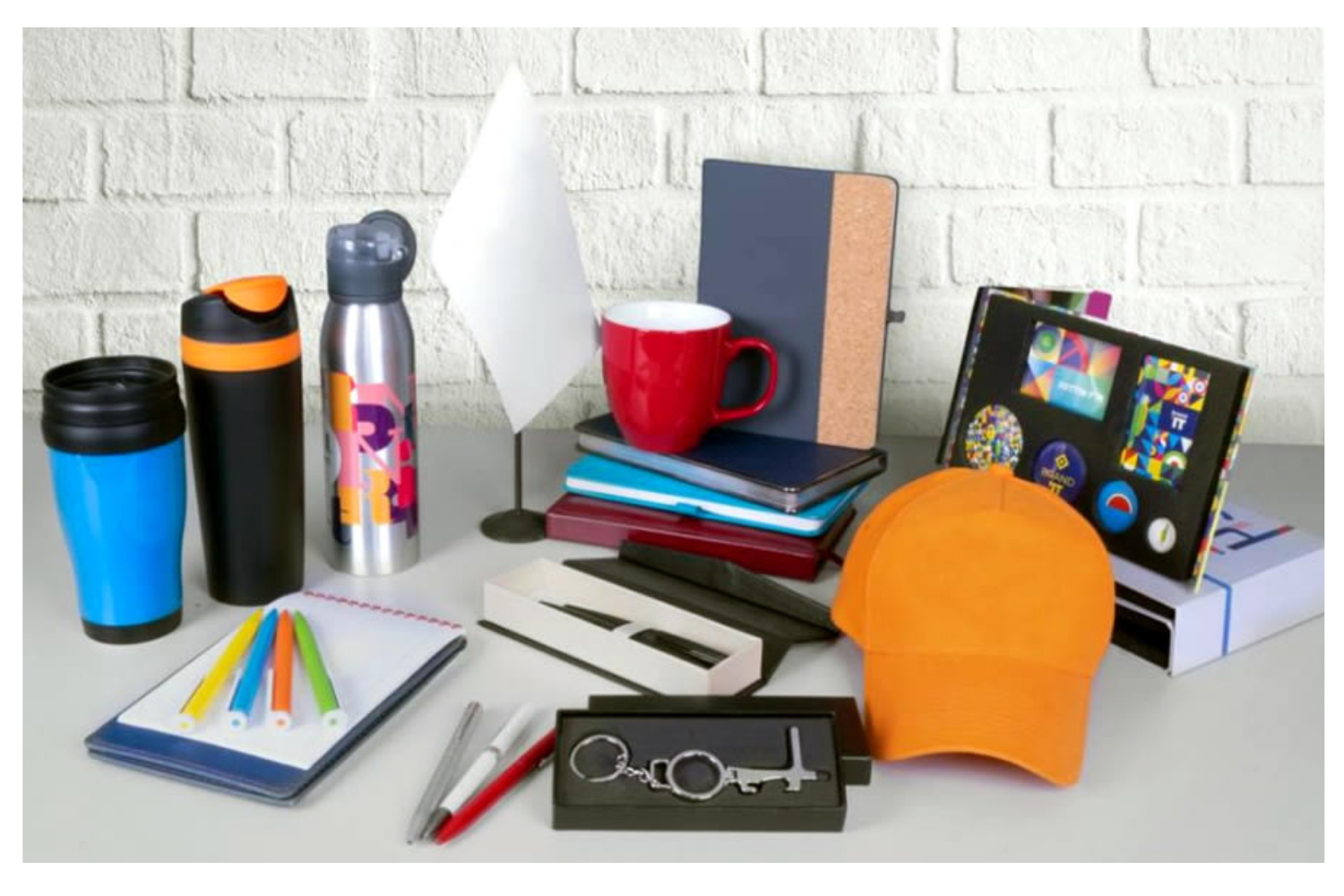 Set premium de artículos promocionales personalizados: termos, libretas, gorras y accesorios de marca